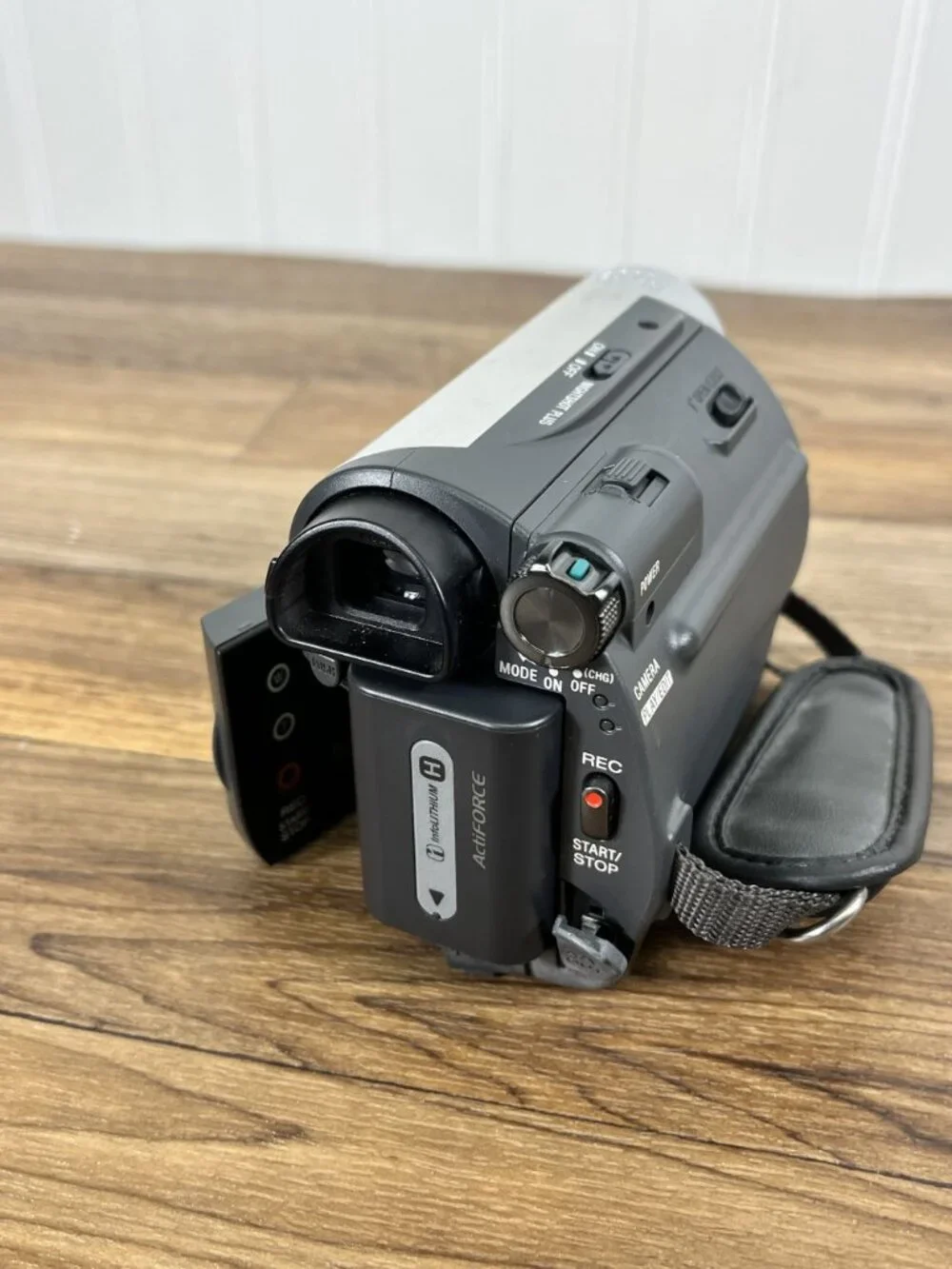 Sony Handycam DCR-HC38 Digital Video Camera MiniDv FOR PARTS READ